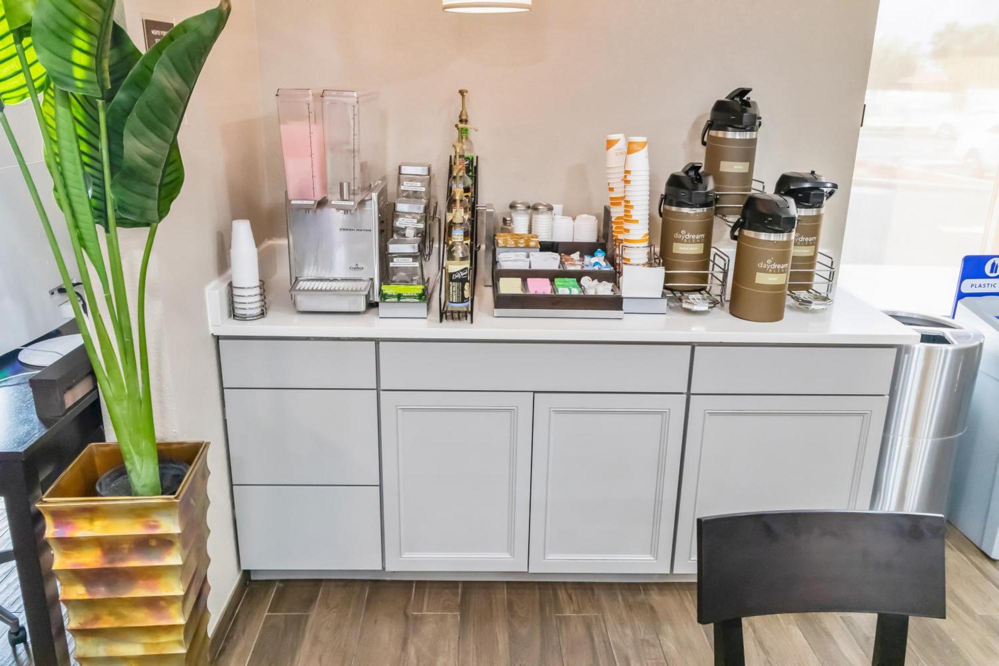 Suburban Studios By Choice Hotels - Award Winning - New 2024 - Walk To Eateries & Grocery - Ultra Sparkling - Garden Rooms - Designer Lighting & Right Off I-95 - Proudly An All American Managed Property Brunswick Exterior foto