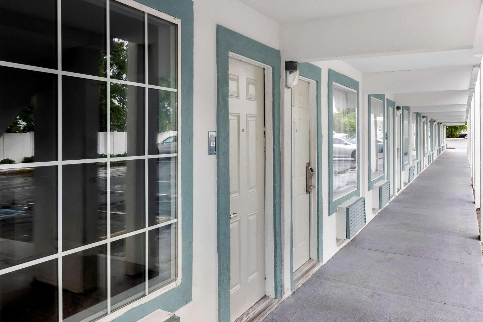 Suburban Studios By Choice Hotels - Award Winning - New 2024 - Walk To Eateries & Grocery - Ultra Sparkling - Garden Rooms - Designer Lighting & Right Off I-95 - Proudly An All American Managed Property Brunswick Exterior foto